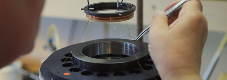 The 0.1mm thin copper bands of the voice coil handle later 1400 watts peak power.